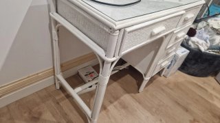 Escritorio de mimbre blanco