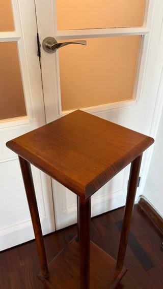 Peana alta de madera para plantas vintage