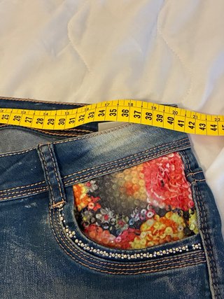 Pantaloni jeans vintage con stampa floreale