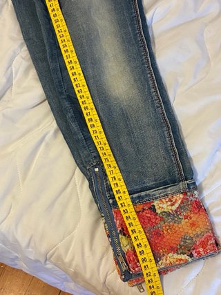 Pantaloni jeans vintage con stampa floreale