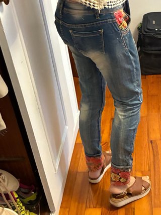 Pantaloni jeans vintage con stampa floreale