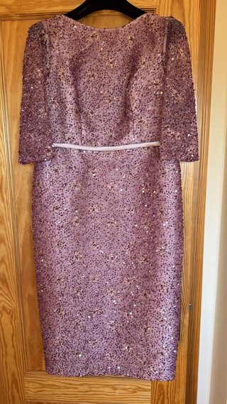 Vestido rosa con lentejuelas y cinturón