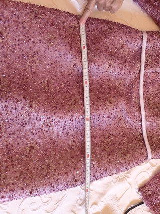 Vestido rosa con lentejuelas y cinturón