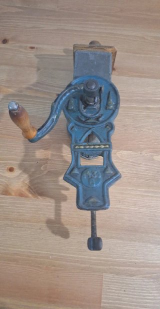 Rallador antiguo ELMA con pinza