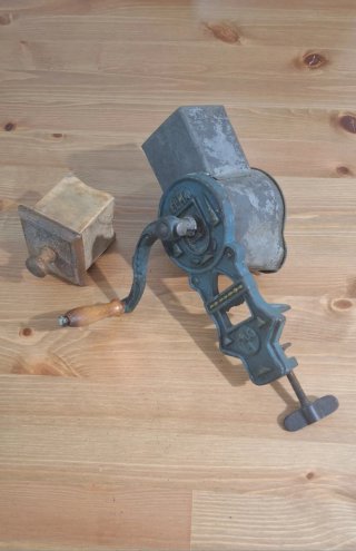 Rallador antiguo ELMA con pinza