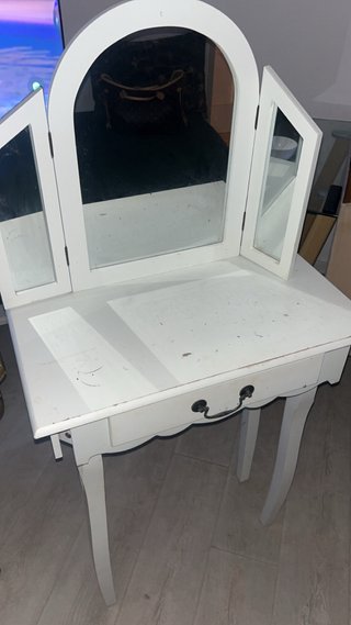 Tocador de maquillaje blanco con espejo