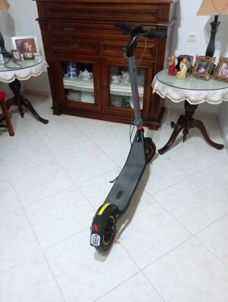 Patinete eléctrico con seguro y casco