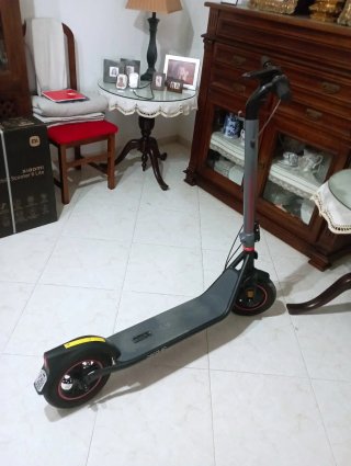 Patinete eléctrico con seguro y casco