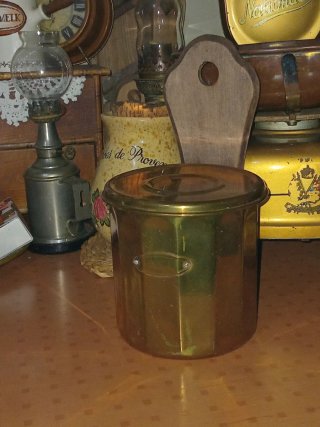 Antico salero belga in rame e legno