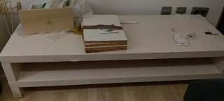 Mesa TV blanca con estante