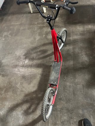 Patinete practicamente nuevo.Con ruedas grandes.