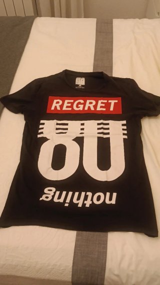 Camiseta Negra Regret Nothing Talla M