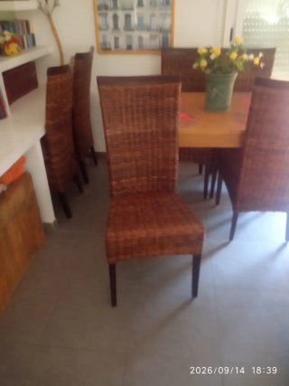 Sillas de mimbre y madera