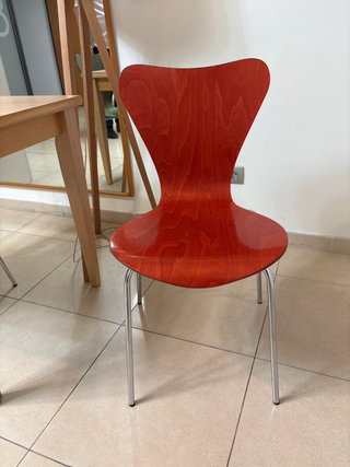 Silla de madera y metal verde