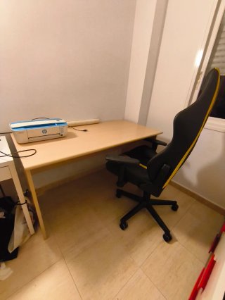 Escritorio de madera marrón