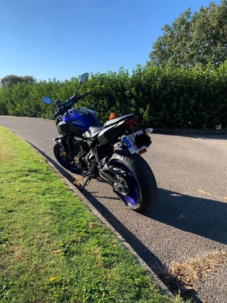 Yamaha MT-07 Naked Azul y Negra