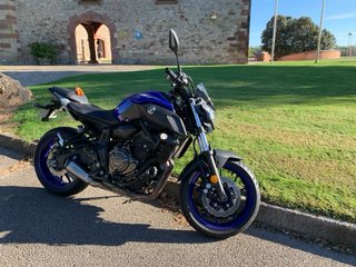 Yamaha MT-07 Naked Azul y Negra