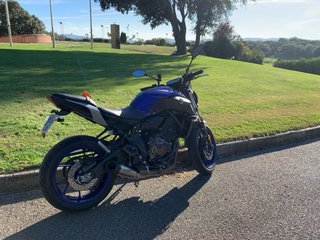 Yamaha MT-07 Naked Azul y Negra