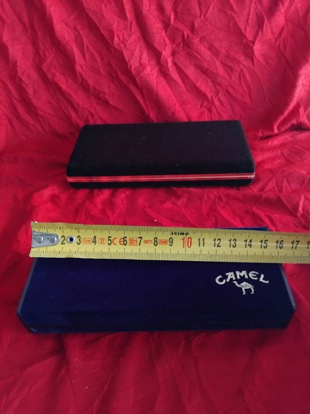Estuches negros y azules