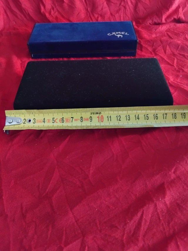 Estuches negros y azules