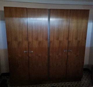 Armario de madera marrón