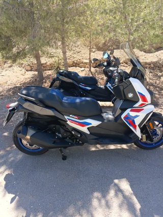 BMW C400X Maxi-Scooter Negra y Blanca