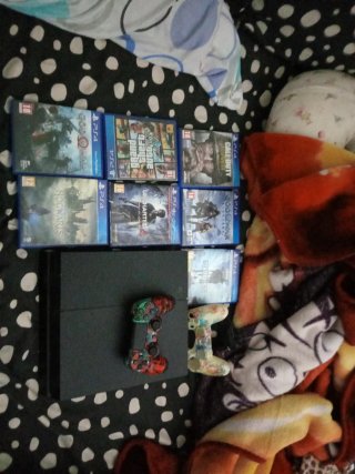 PS4 (PlayStation 4) con 7 giochi