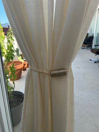 Abrazaderas para cortinas beige y doradas