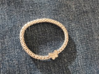Pulsera plateada con mariposa