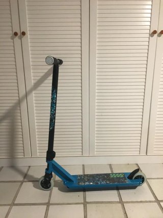 Patinete azul con ruedas blancas