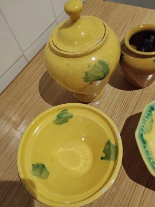 Juego de cerámica amarillo y verde