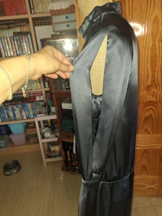 Vestido gris con estampado de pájaros