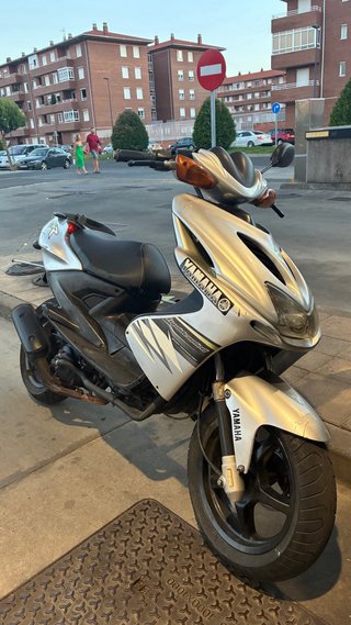 Yamaha Aerox Scooter Plata y Negro