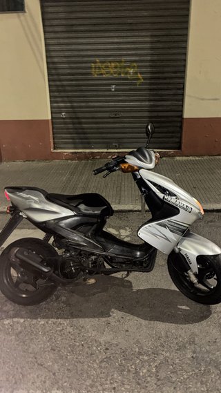 Yamaha Aerox Scooter Plata y Negro
