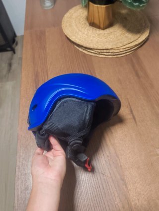Casco de esquí azul apreciazo y escucho ofertas