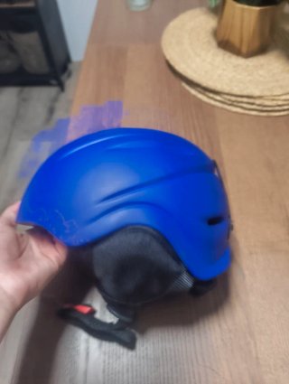 Casco de esquí azul apreciazo y escucho ofertas