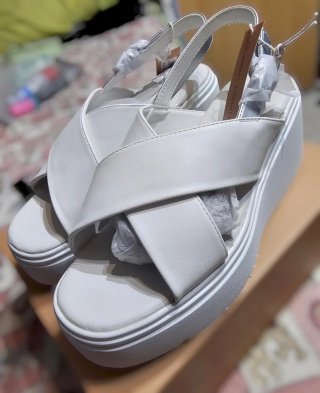 Sandali bianchi platform con fasce incrociate