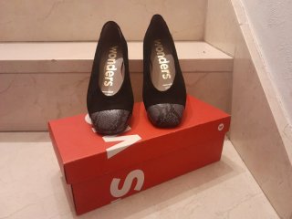 Zapatos planos negros y grises