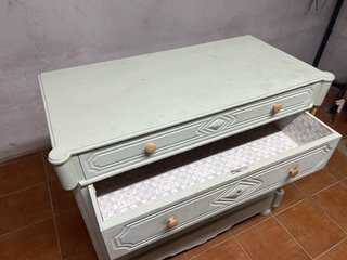 Cómoda antigua de madera