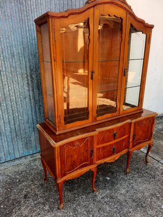 Vitrina antigua de madera y cristal