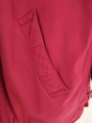 Anorak rojo con capucha y detalles de pelo
