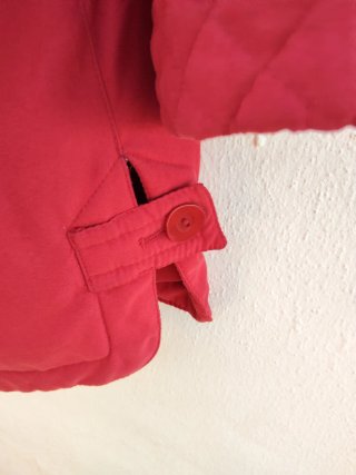 Anorak rojo con capucha y detalles de pelo