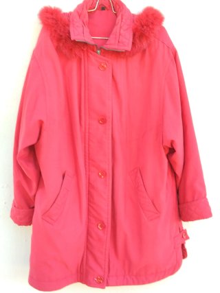 Anorak rojo con capucha y detalles de pelo