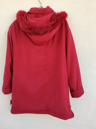 Anorak rojo con capucha y detalles de pelo