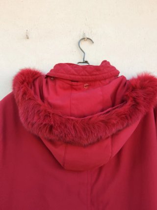 Anorak rojo con capucha y detalles de pelo