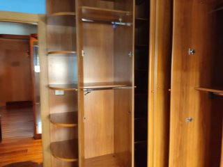Armario esquinero grande de madera
