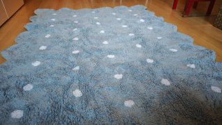 Alfombra infantil Lorena Canals azul y blanca