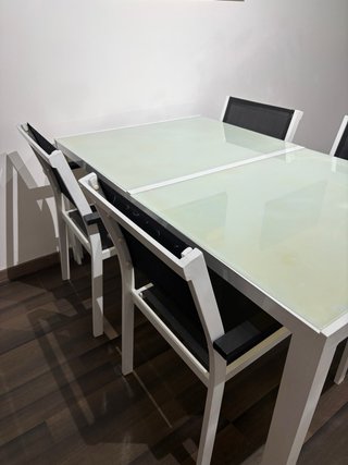 Mesa y sillas de jardín