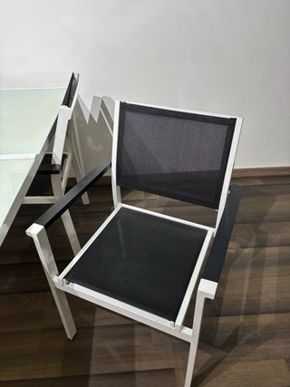 Mesa y sillas de jardín