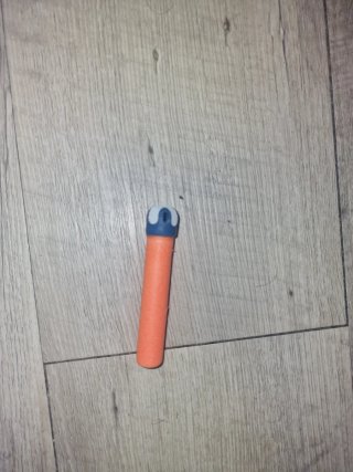 Pistola de juguete naranja y gris [sin balas]